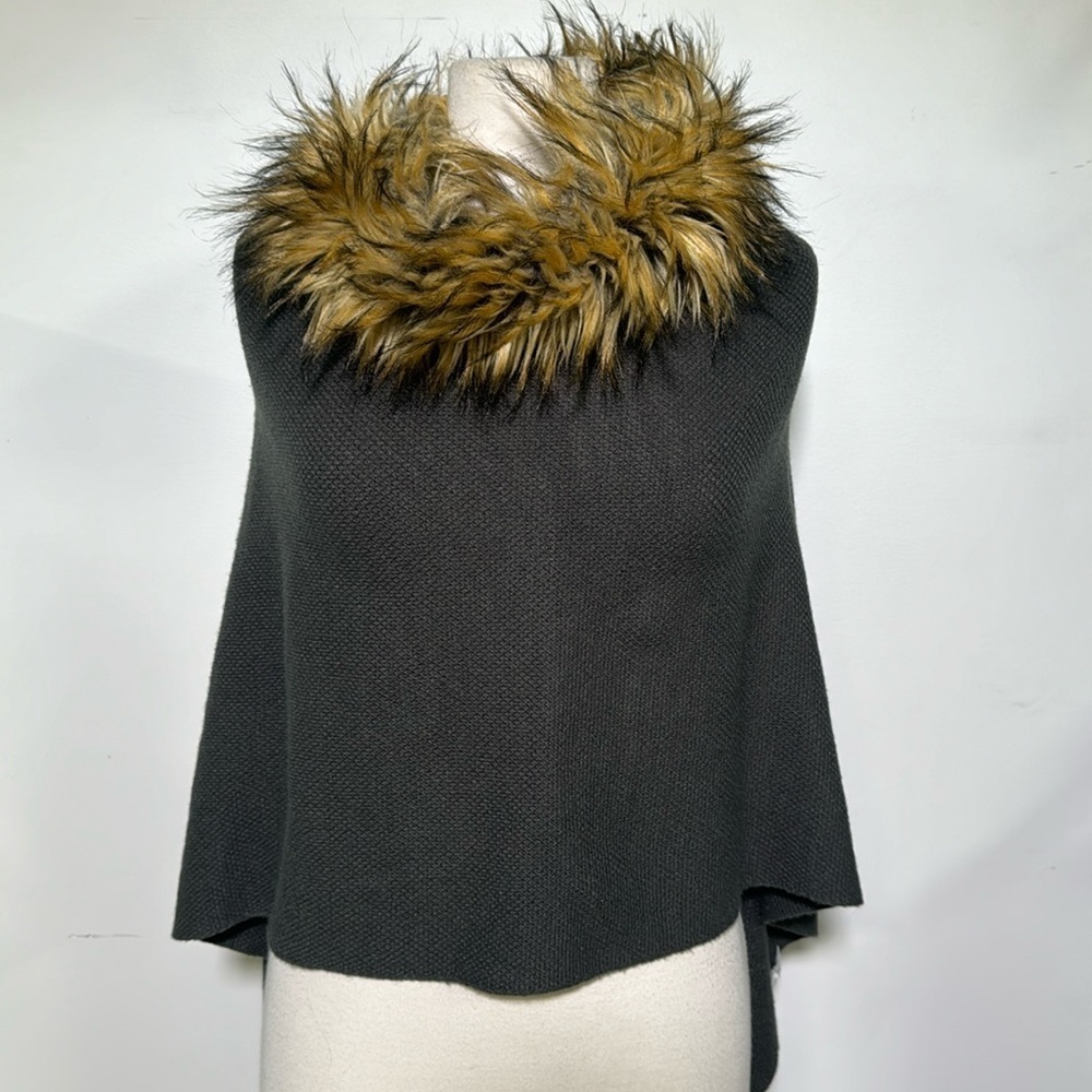 Woman’s Faux Fur Collar Shawl Size S